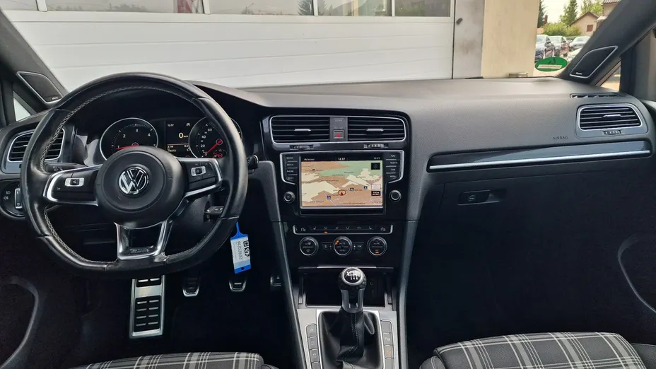 VOLKSWAGEN Golf -