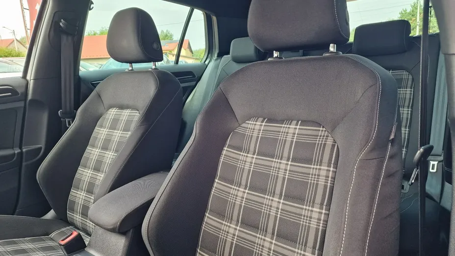 VOLKSWAGEN Golf -