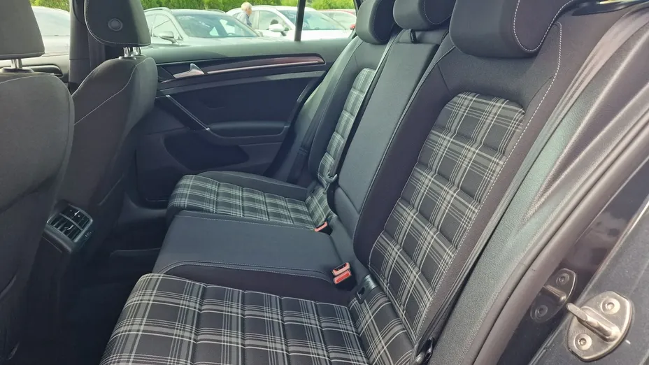 VOLKSWAGEN Golf -