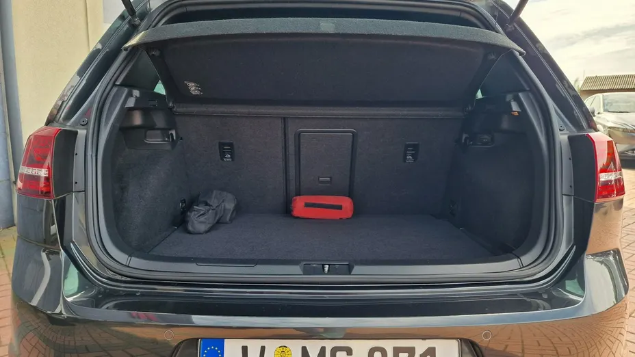 VOLKSWAGEN Golf -