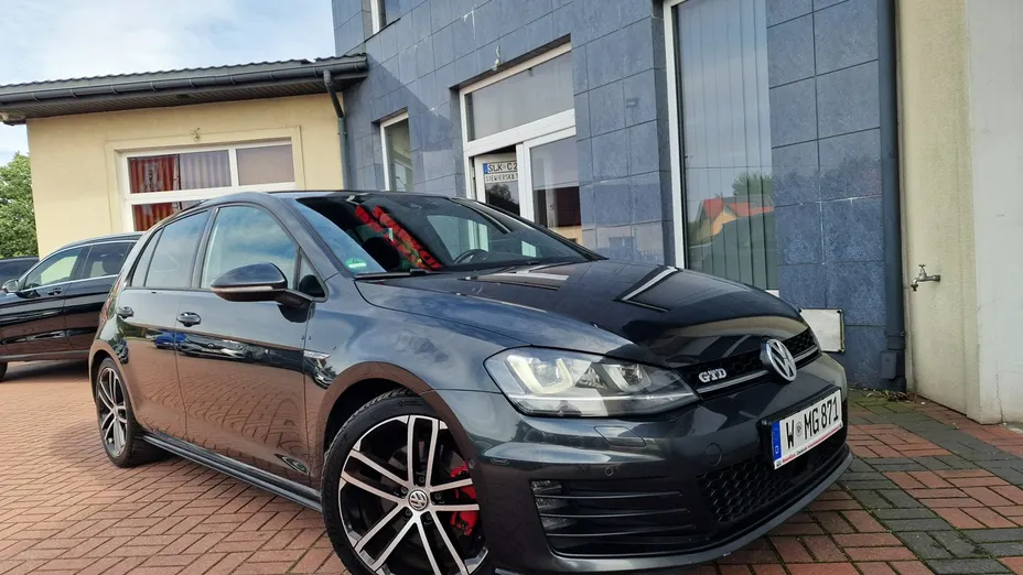 VOLKSWAGEN Golf -