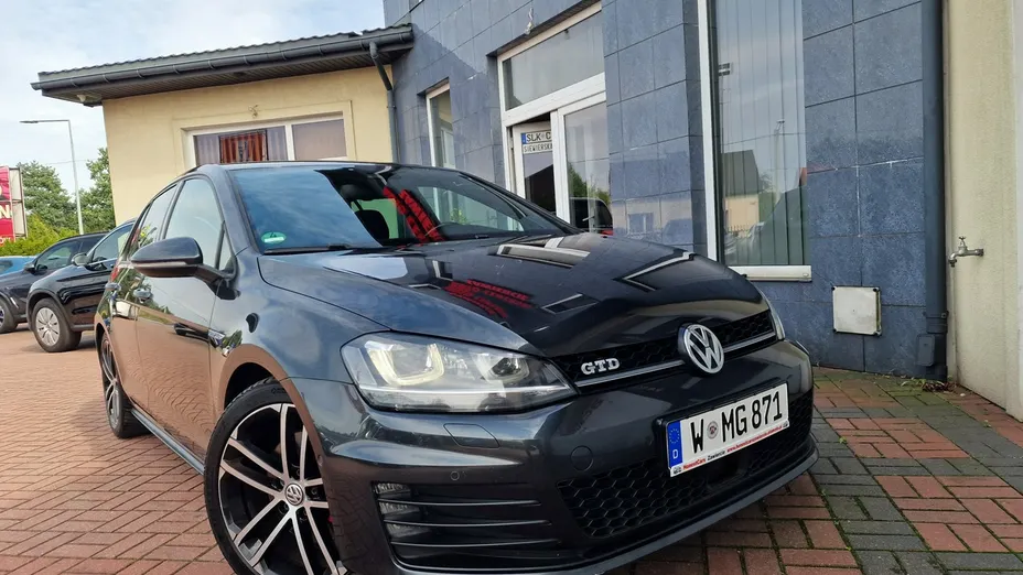 VOLKSWAGEN Golf -