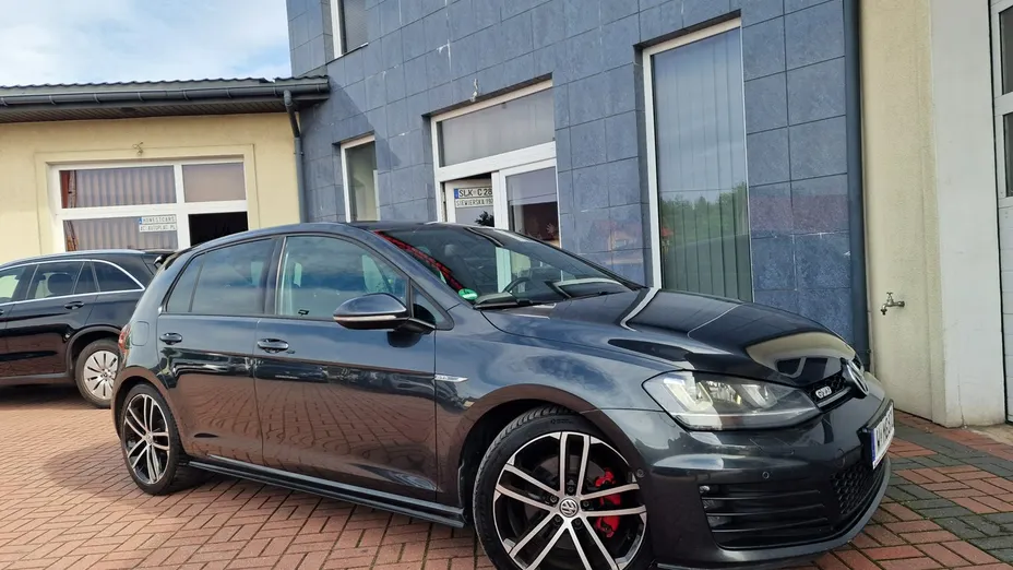 VOLKSWAGEN Golf -