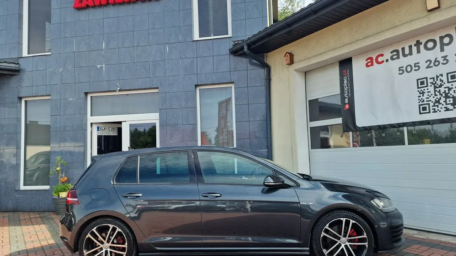 VOLKSWAGEN Golf -