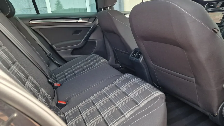 VOLKSWAGEN Golf -