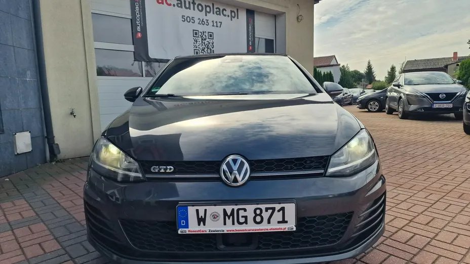 VOLKSWAGEN Golf -