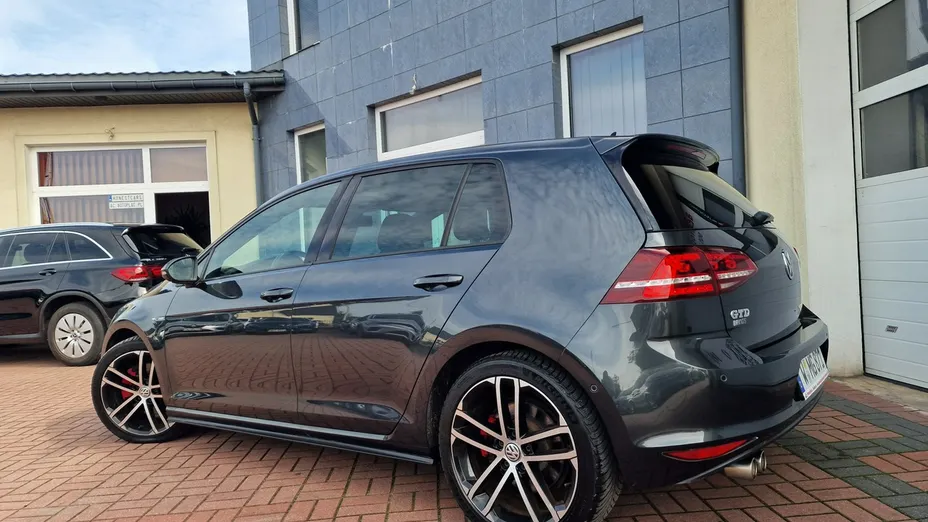 VOLKSWAGEN Golf -