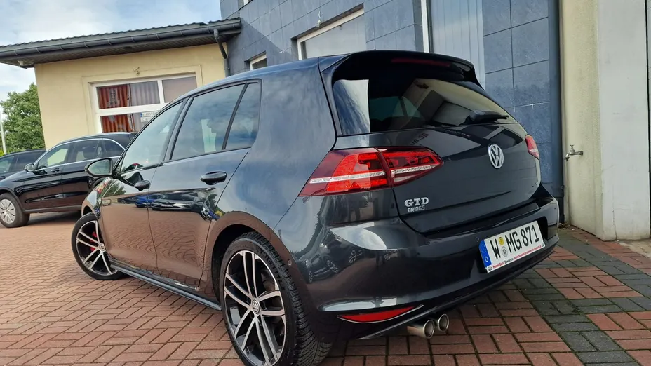 VOLKSWAGEN Golf -
