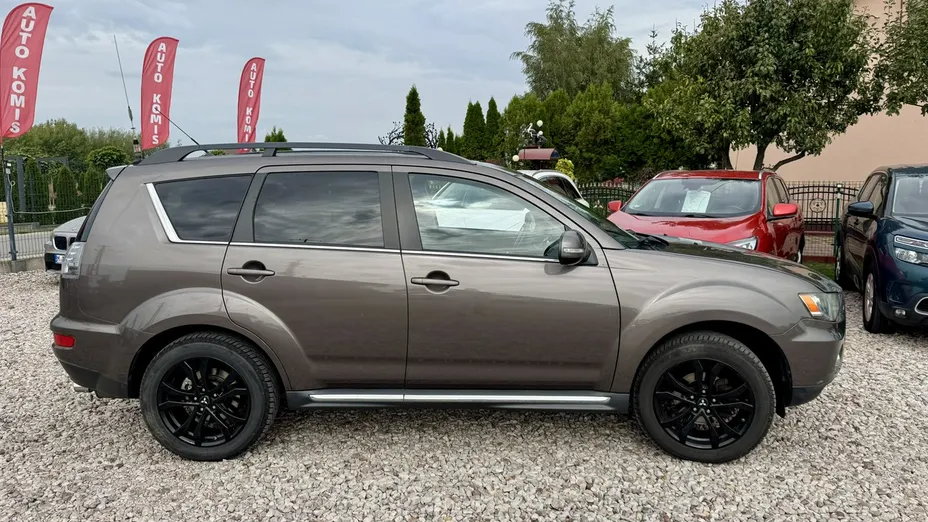 MITSUBISHI Outlander -