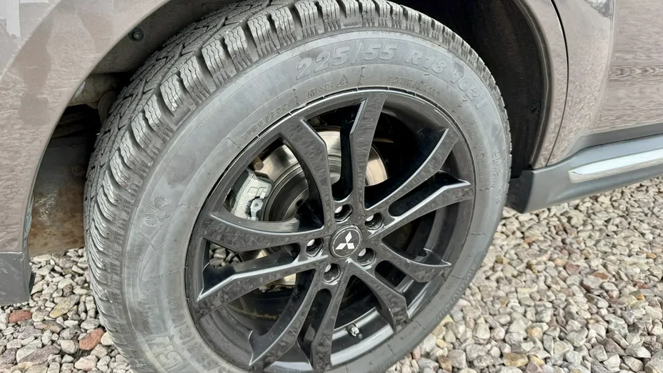 MITSUBISHI Outlander -