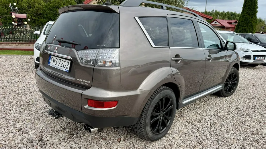 MITSUBISHI Outlander -
