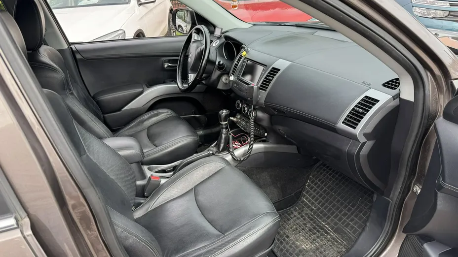 MITSUBISHI Outlander -