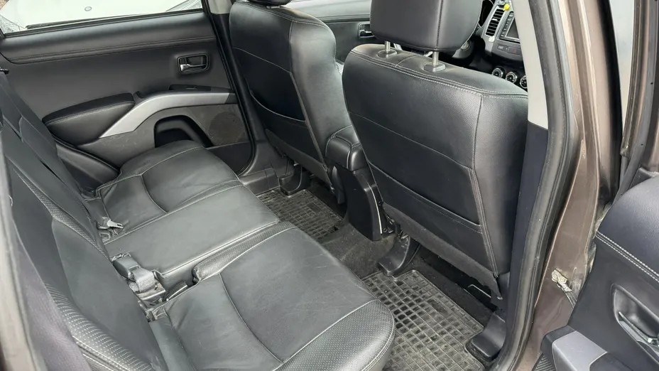 MITSUBISHI Outlander -