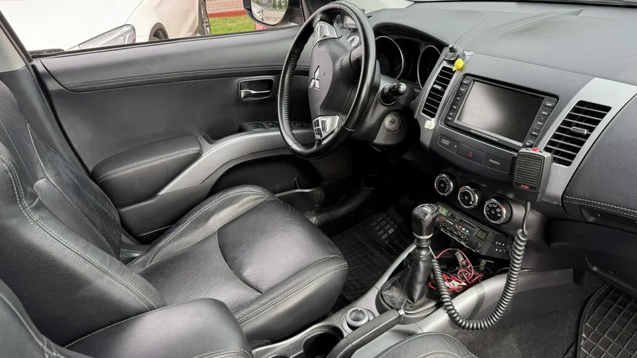 MITSUBISHI Outlander -
