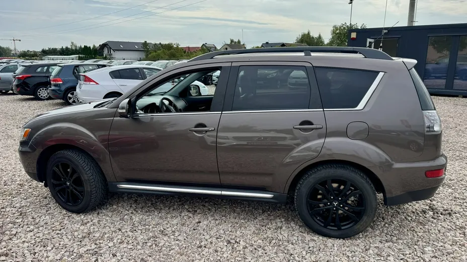 MITSUBISHI Outlander -