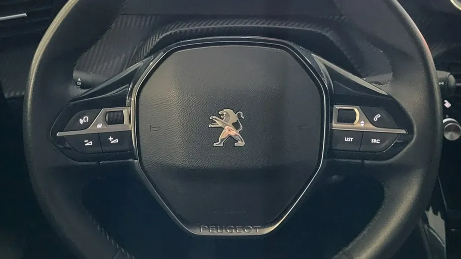 PEUGEOT 208 -