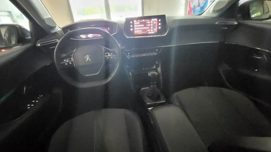 PEUGEOT 208 -