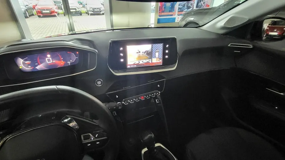 PEUGEOT 208 -