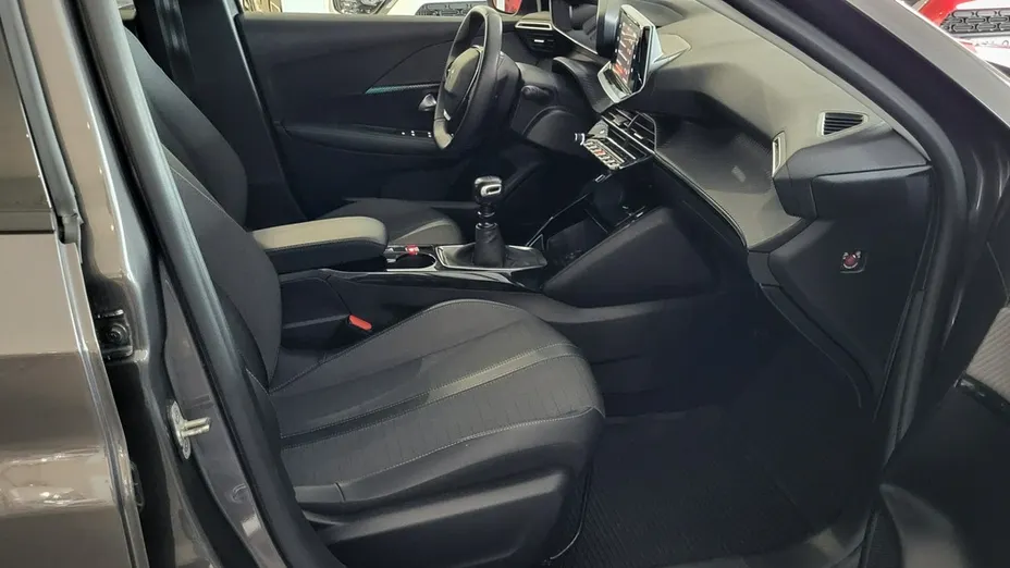 PEUGEOT 208 -