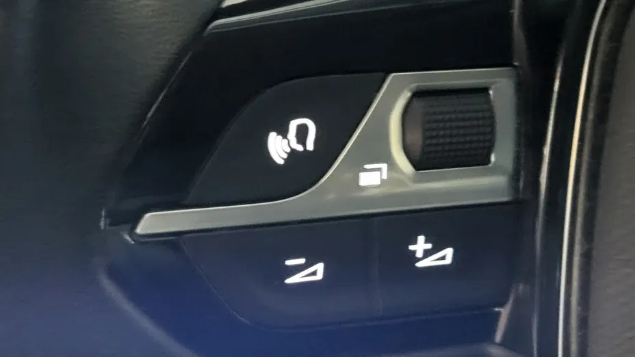 PEUGEOT 208 -