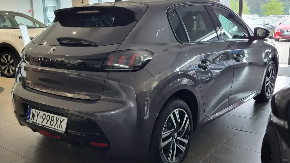 PEUGEOT 208 -