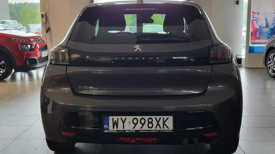 PEUGEOT 208 -