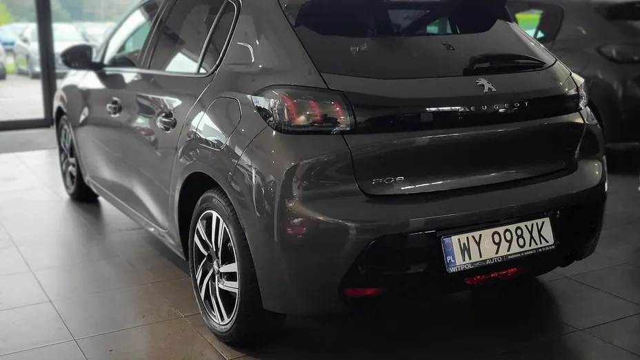 PEUGEOT 208 -