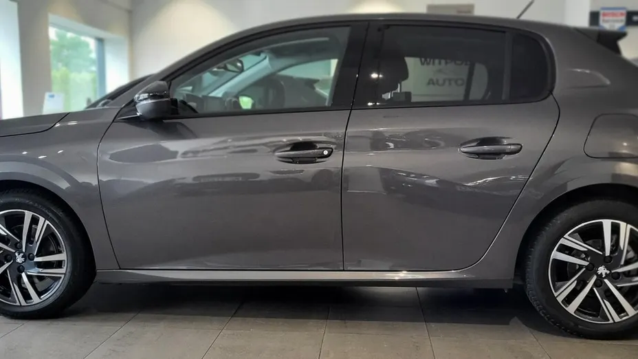 PEUGEOT 208 -