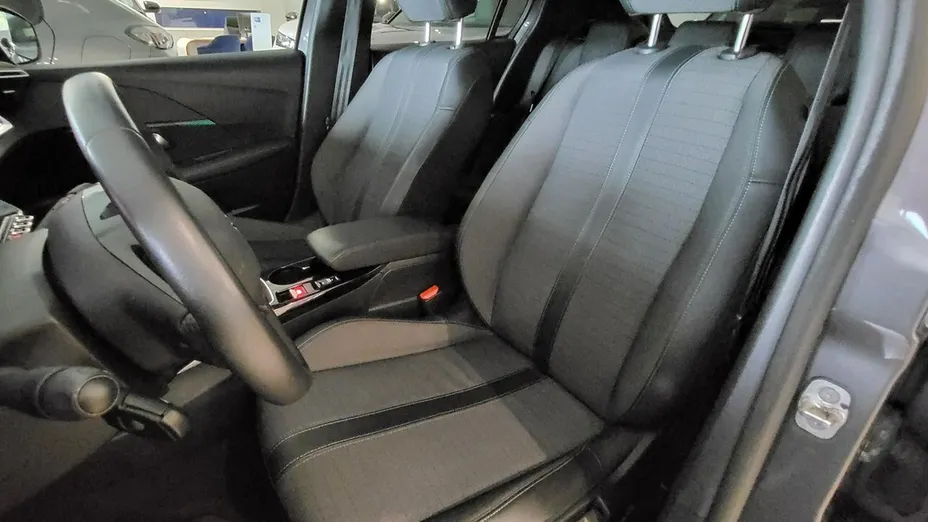 PEUGEOT 208 -