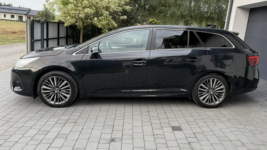 TOYOTA Avensis -