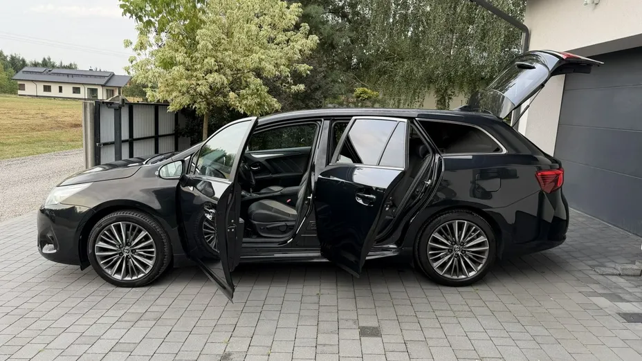 TOYOTA Avensis -