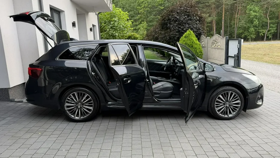 TOYOTA Avensis -
