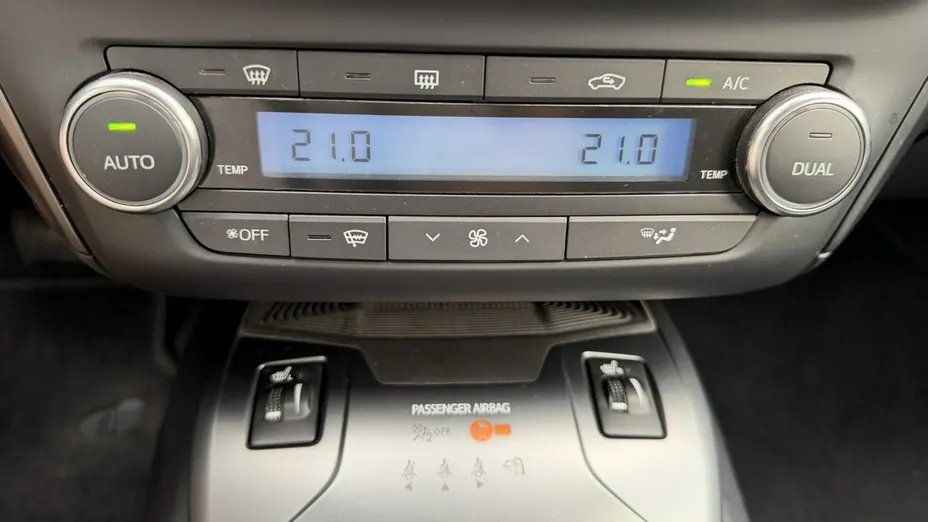 TOYOTA Avensis -