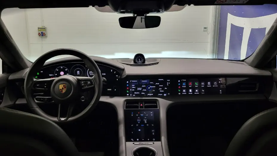 PORSCHE Taycan -