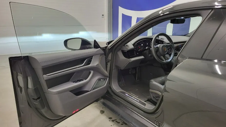 PORSCHE Taycan -