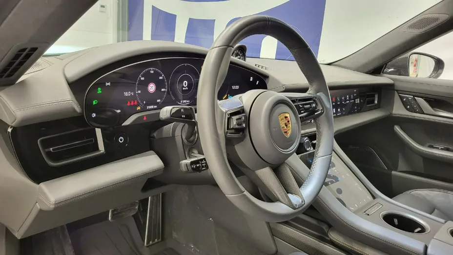 PORSCHE Taycan -
