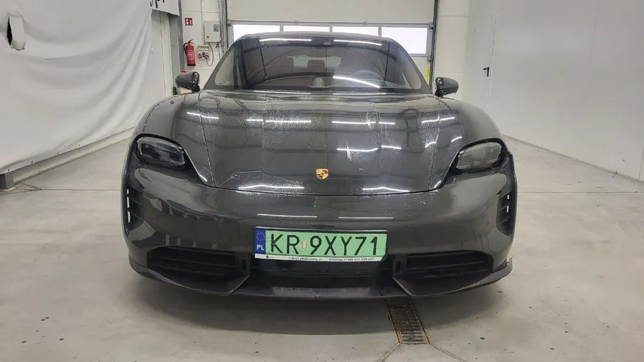 PORSCHE Taycan -