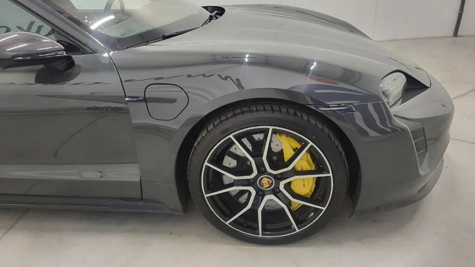 PORSCHE Taycan -