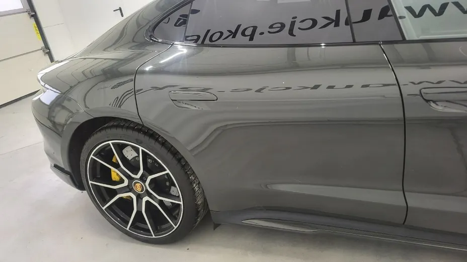 PORSCHE Taycan -