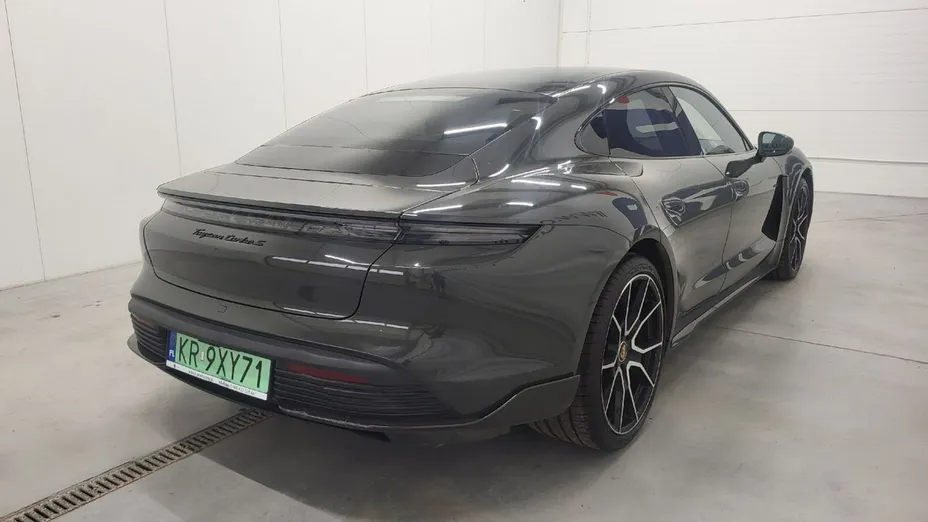 PORSCHE Taycan -