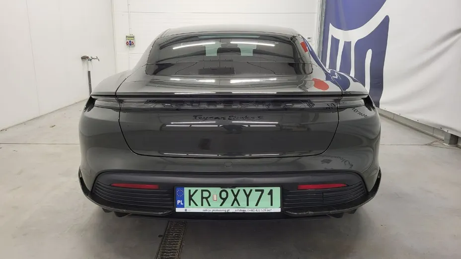 PORSCHE Taycan -