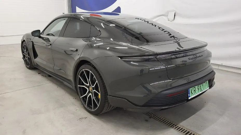 PORSCHE Taycan -