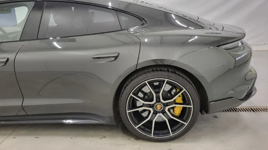PORSCHE Taycan -