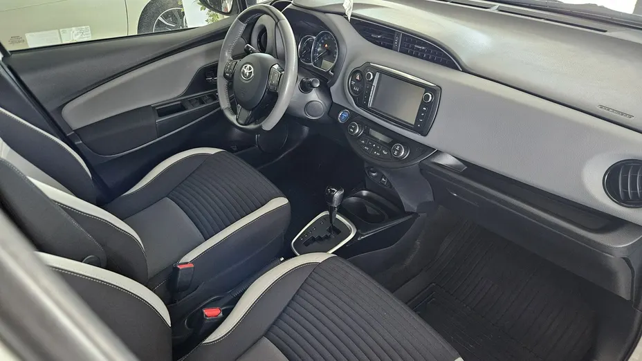 TOYOTA Yaris -