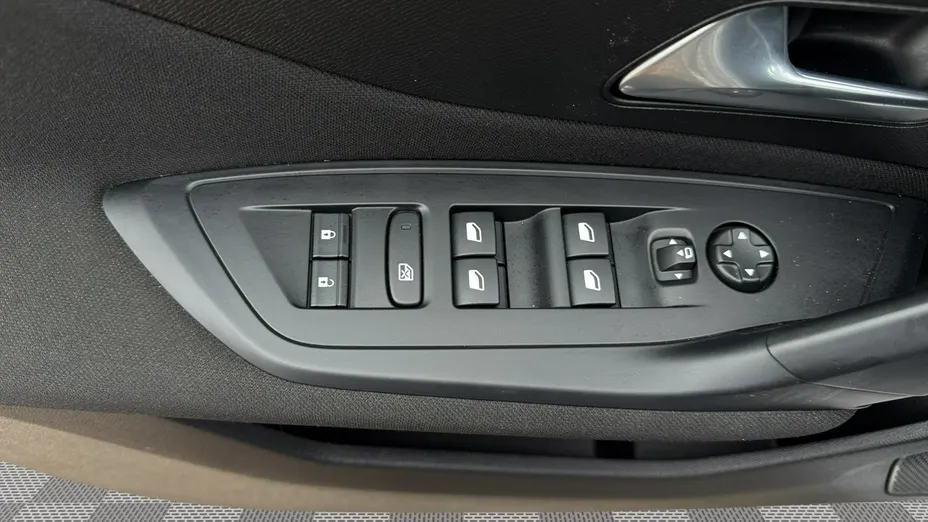PEUGEOT 308 -
