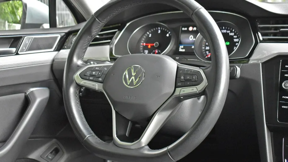 VOLKSWAGEN Passat -