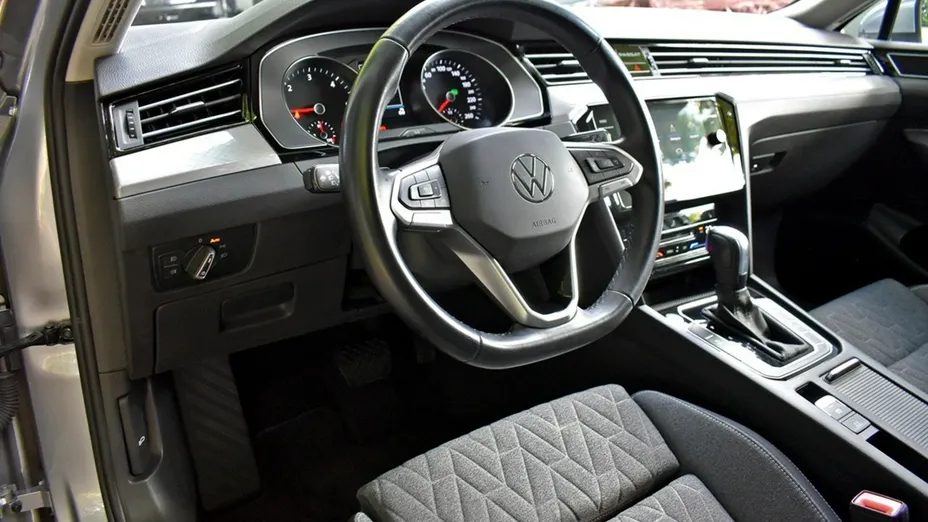 VOLKSWAGEN Passat -