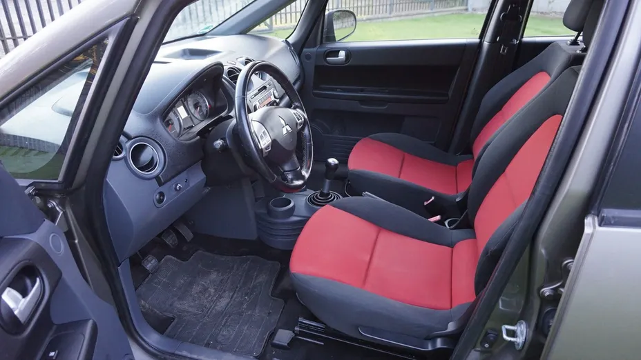 MITSUBISHI Colt -