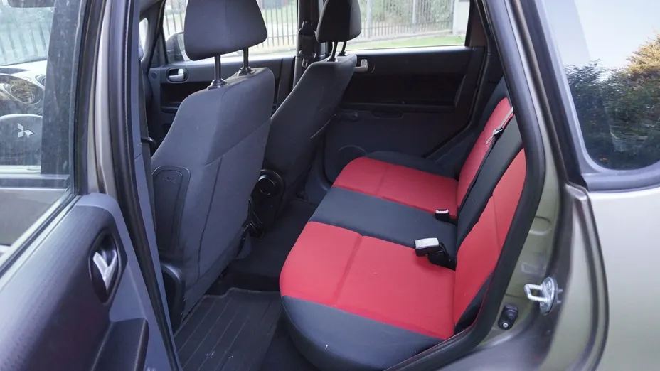 MITSUBISHI Colt -
