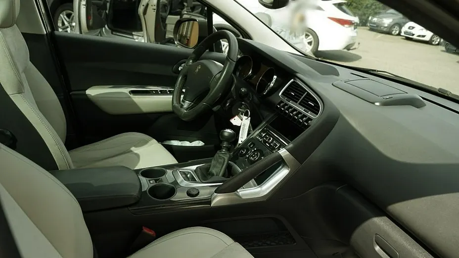 PEUGEOT 3008 -
